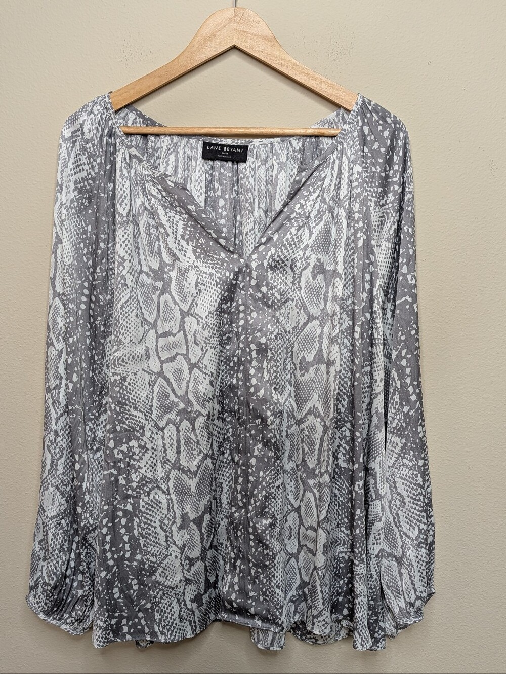 Lane Bryant Gray Snake Print Flowy Blouse Long Sleeve V-Neck Plus Size 26/28